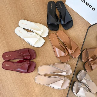 รองเท้าแตะผู้หญิงแบบเปิดนิ้ว สำหรับฤดูร้อน รุ่นใหม่ ใส่ออกนอกบ้าน รองเท้าแตะครึ่งแบบพื้นราบกันลื่น สไตล์สบายแบบชุดนิ้ว ร