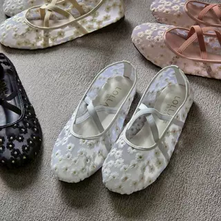 OHODOODEE รองเท้าคัทชูทรงบัลเล่ต์ (Ballet Flats) ผ้าตาข่ายโปร่งปักลายดอกไม้ เพิ่มความเก๋ด้วยสายคาดไขว้ M578