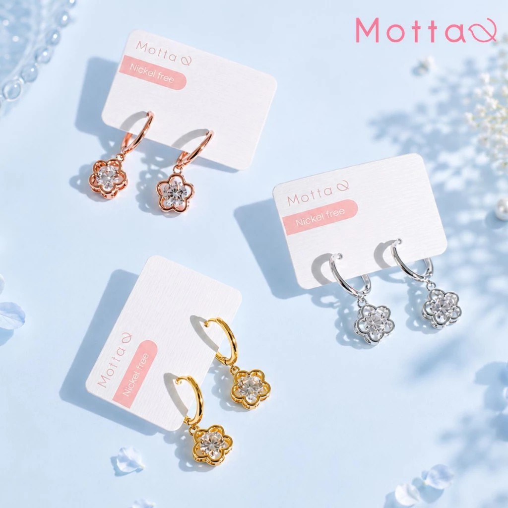 Motta Earring ต่างหูห่วงมีจี้ชุบทองคำขาว จี้ห้อยดอกไม้สุดน่ารัก