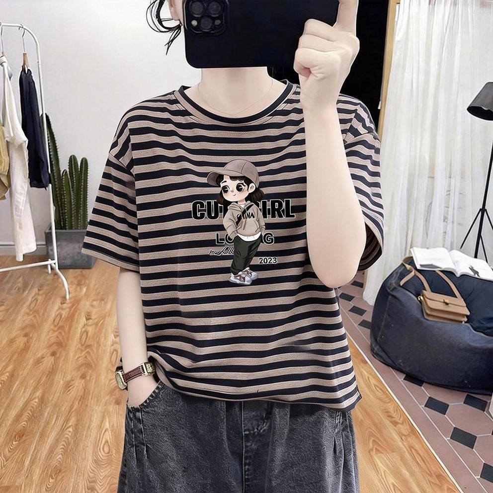 เสื้อยืดลายทางสำหรับผู้หญิง – ทรงหลวม พรางหุ่นให้ดูเพรียวและมีสไตล์; เสื้อรุ่นใหม่รับซัมเมอร์ 2026 ที่เหมาะกับสาวร่างเล็