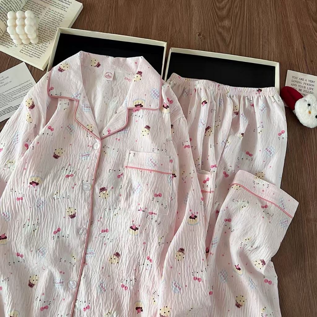 🐱🩷☁️ชุดนอนผ้าคลาวด์นุ่ม ลายแมวน่ารักพื้นชมพู ดีไซน์สไตล์สาวหวาน ระบายอากาศดีไม่อึดอัดหน้าร้อน ไซส์ M-2XL ส่งสินค้าจากไทย