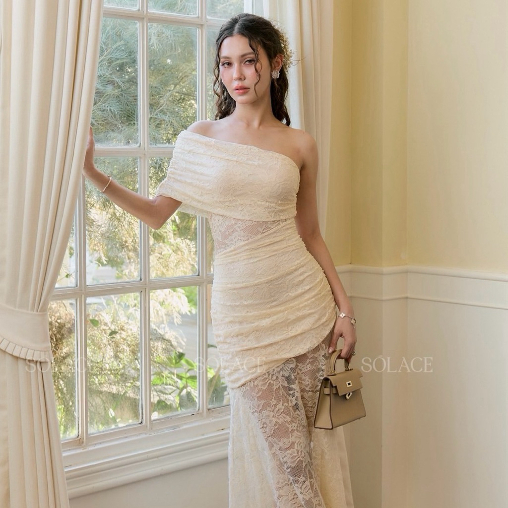 SOLACE – TERRA (SL812) เดรสยาวลูกไม้ดีไซน์เกาะอกพร้อมปกพาดไหล่ ที่ช่วยเผยช่วงไหล่และลำคอให้ดูสง่างาม