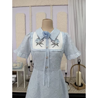 FW198 Holly Dress ชุดเดรสสั้นทรงเข้ารูป ผ้าเบิร์นเอ้าท์ (Burnout Fabric) ปกบัวแหลม พร้อมเข็มกลัดดอกไม้ ด้านหน้าตัดต่อ