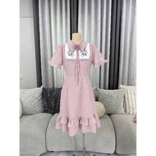 FW198 Holly Dress ชุดเดรสสั้นทรงเข้ารูป ผ้าเบิร์นเอ้าท์ (Burnout Fabric) ปกบัวแหลม พร้อมเข็มกลัดดอกไม้ ด้านหน้าตัดต่อ