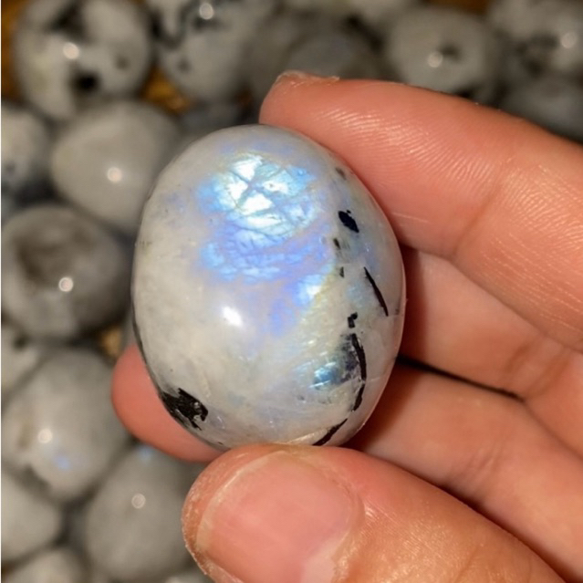 **เปิดไฟส่องหินจะเห็นเหลือบเเสงค่ะ** Moonstone มูนสโตนขัดมัน เหลือบเเสงฟ้าสวย น่ารักมาก ช่วยเสริมเสน่ห์ ความรักความเมตตา