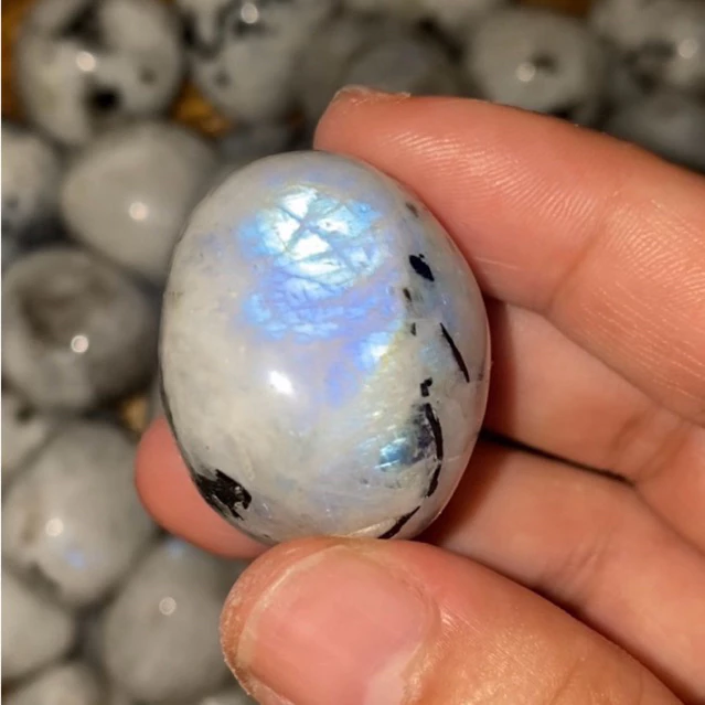 **เปิดไฟส่องหินจะเห็นเหลือบเเสงค่ะ** Moonstone มูนสโตนขัดมัน เหลือบเเสงฟ้าสวย น่ารักมาก ช่วยเสริมเสน่ห์ ความรักความเมตตา