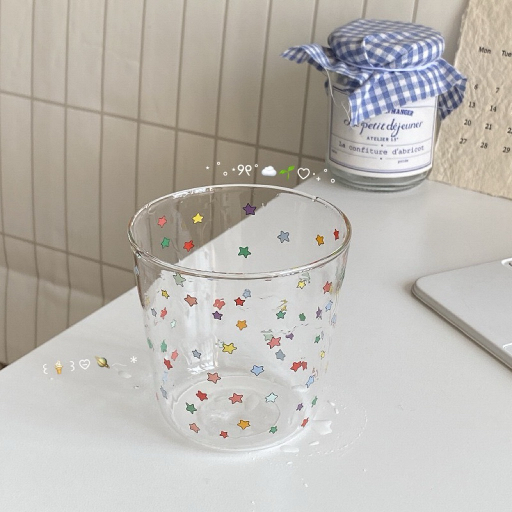 (พร้อมส่งค่ะ🪄) HEYHOMI—แก้วน้ำ (แก้วกระจก) แผ่นรองแก้ว ตรีม: Twinkling stars ดาวหลากสี "ทรงแก้วน่ารัก“ ขนาดบรรจุ 300ml.