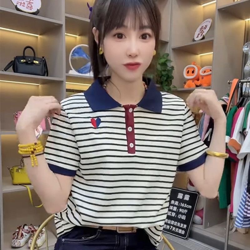 เสื้อโปโลแขนสั้นลายทางสีสันสดใสสำหรับผู้หญิง สไตล์ใหม่สำหรับฤดูร้อน ดีไซน์เก๋ไก๋ เข้ากับทุกโอกาส