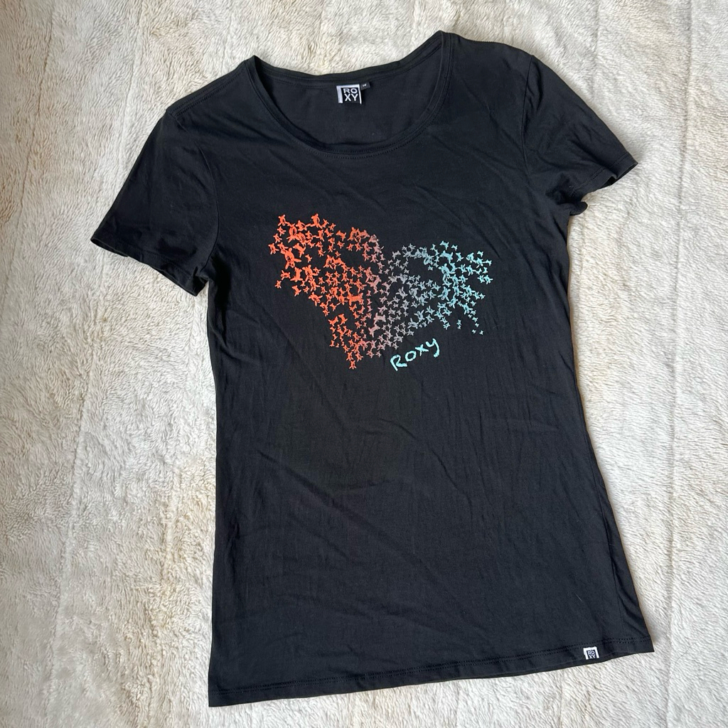 เสื้อยืด ROXY  y2k สไตล์สตรีท/เซิร์ฟโลโก้ Roxyด้านหลังมีลายสกรีน Kuta Beach Sea Turtle Conservation 