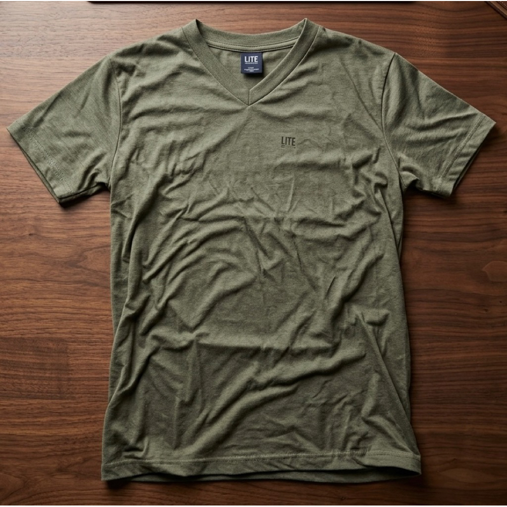 เสื้อยืดคอวี แบรนด์ LITE (สีเขียวขี้ม้า)