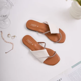 LEAVESSHOES รองเท้าแตะผู้หญิง รุ่น Sofia รองเท้าแฟชั่นผู้หญิงส้นแบน แบบสวม คาดเพชร หรูหรา ใส่สบาย แมทช์ง่ายได้ทุกลุค