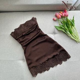 Natee Dress เดรสเกาะอกสีไอวอรี่ ที่ตัดเย็บจากผ้าซาตินเนื้อเงา ตกแต่งด้วยผ้าลูกไม้ฉลุลายดอกไม้
