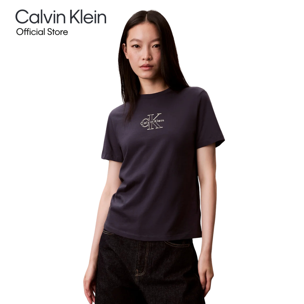 CALVIN KLEIN เสื้อยืดคอกลมผู้หญิง Glossy Metallic Logo T-shirt ทรง Regular รุ่น 47D873G VEK-สีน้ำเงินเข้ม