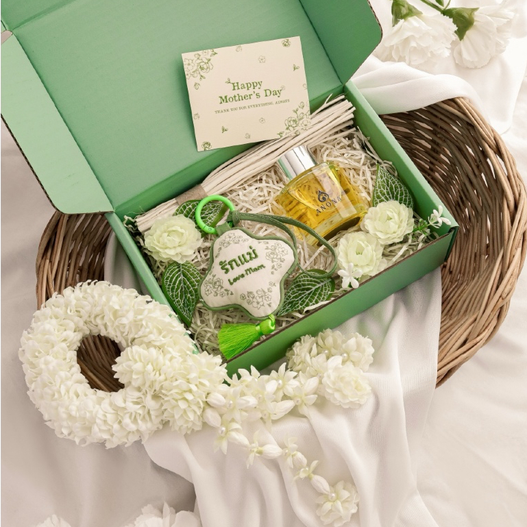RUENROM GIFT SET FOR MOM ที่ห้อยพวงกุญแจรักแม่จับคู่กับก้านไม้หอมอโรม่าในบ้าน