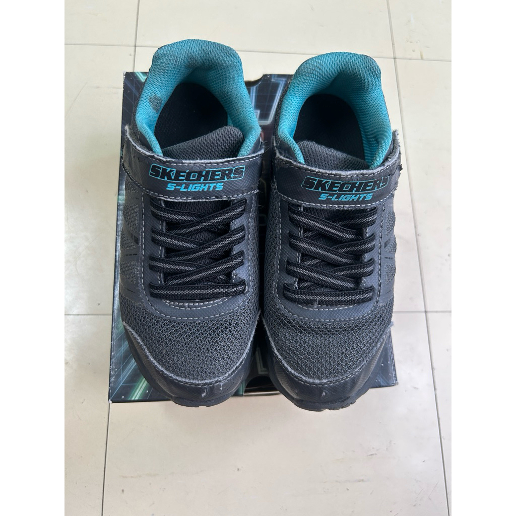 รองเท้าเด็กชาย Skechers Light มือสอง สีเทาดำ ตามสภาพ