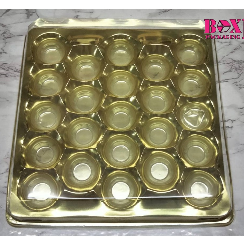 กล่องเค้กฐานทอง ฝาใส 23 ช่อง 20x20x4.5 ซม. ร้านเบเกอรี่ กล่องขนม ZZ066
