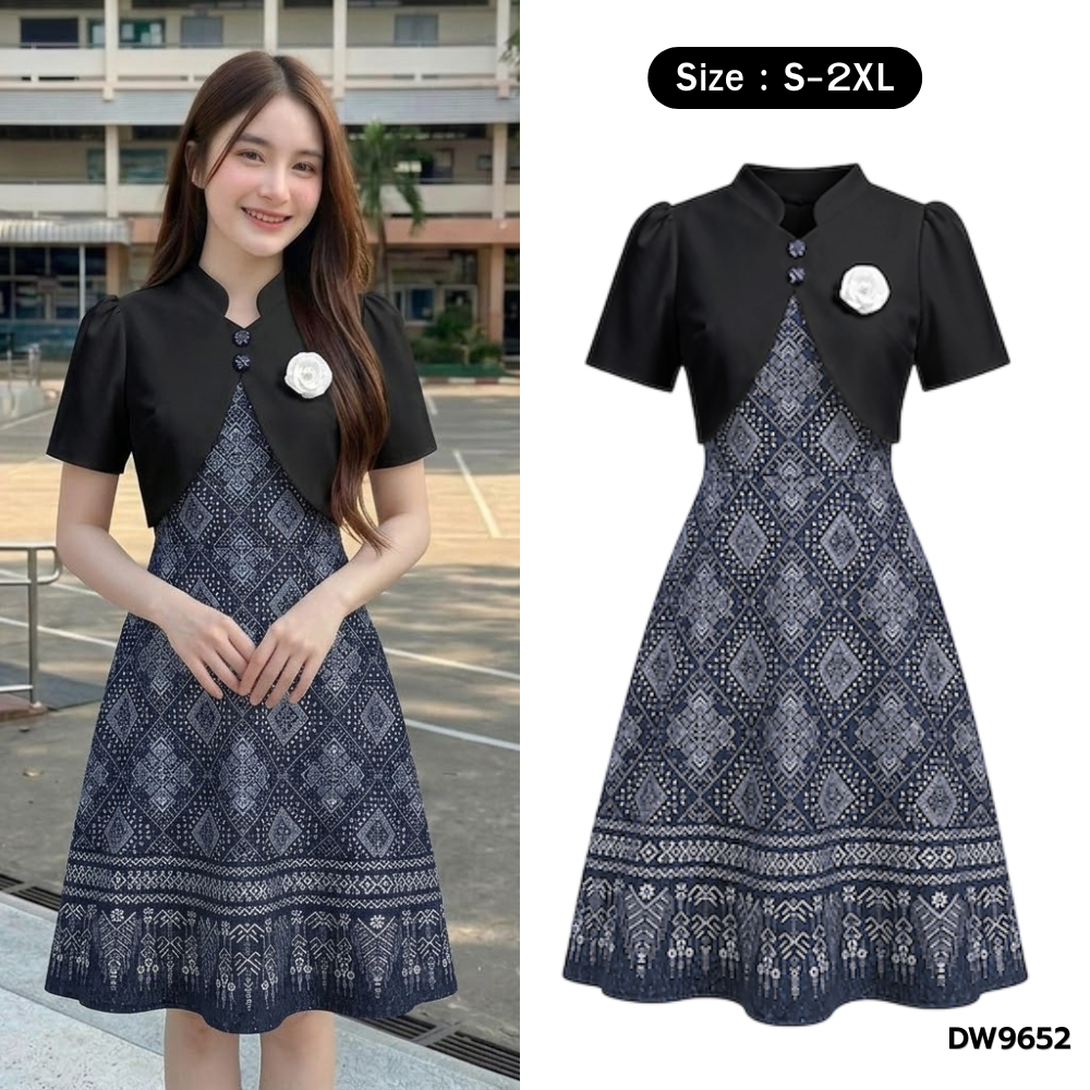 S-2XL | เดรสคอจีนพิมพ์ลายไทย มีเข็มกลัดดอกไม้ช่วงอก กระโปรงบาน มีซับใน สีดำ D9652