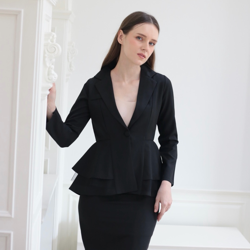 Majesty Glam Blazer : สูทเข้ารูปแต่งชายระบาย
