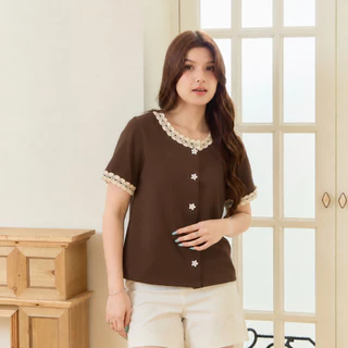 Glucoat | [A905/A649] เสื้อยืดแขนสั้นคอกลมสีน้ำตาล/สีดำ แต่งเทปฉลุสีครีม กระดุมหน้าใช้งานได้จริง