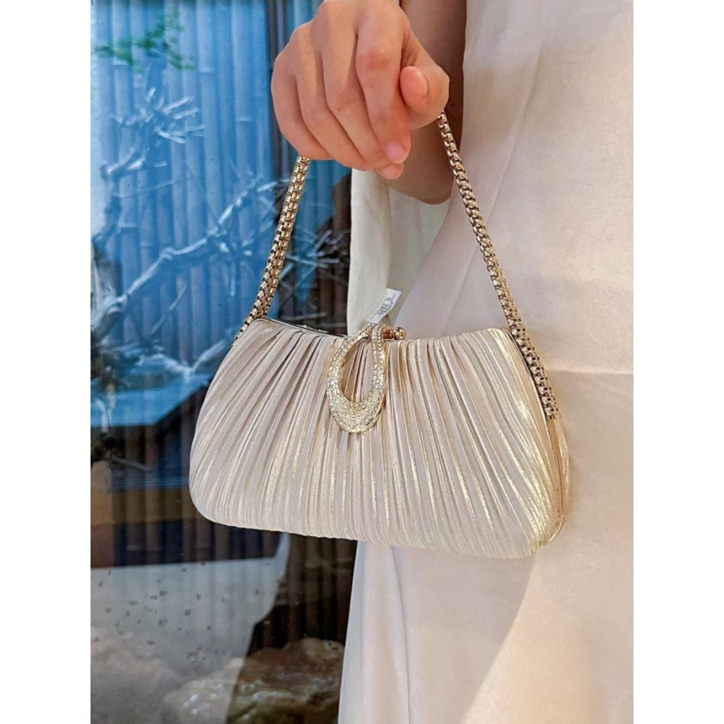(เเถมฟรีต่างหู) กระเป่าถือออกงานรุ่น Silk Cloth มี 3 สี เงิน ดำ เเชมเปญ หูจับอะไหล่สีทองดีไซส์สวยสะดุดตา
