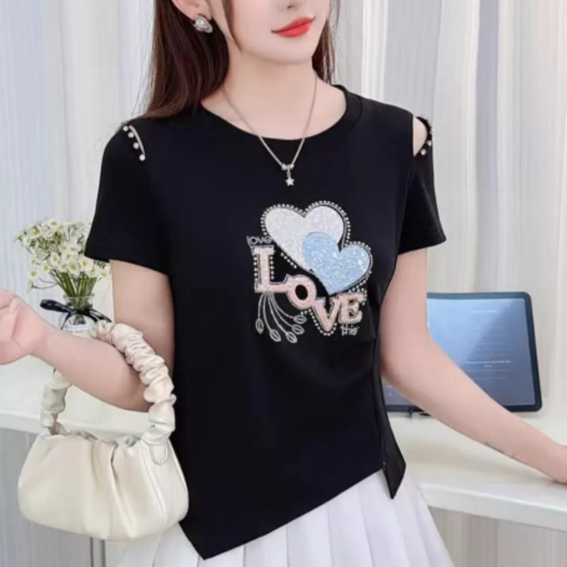 เสื้อยืดแขนสั้นสำหรับผู้หญิงสไตล์เก๋ไก๋และดูหรูหรา โดดเด่นด้วยลวดลายรูปหัวใจที่เป็นเอกลักษณ์ เป็นสินค้าใหม่รับซัมเมอร์ที