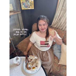 Joliese | Flag off-shoulder crop เสื้อปาดไหล่สาวอวบ