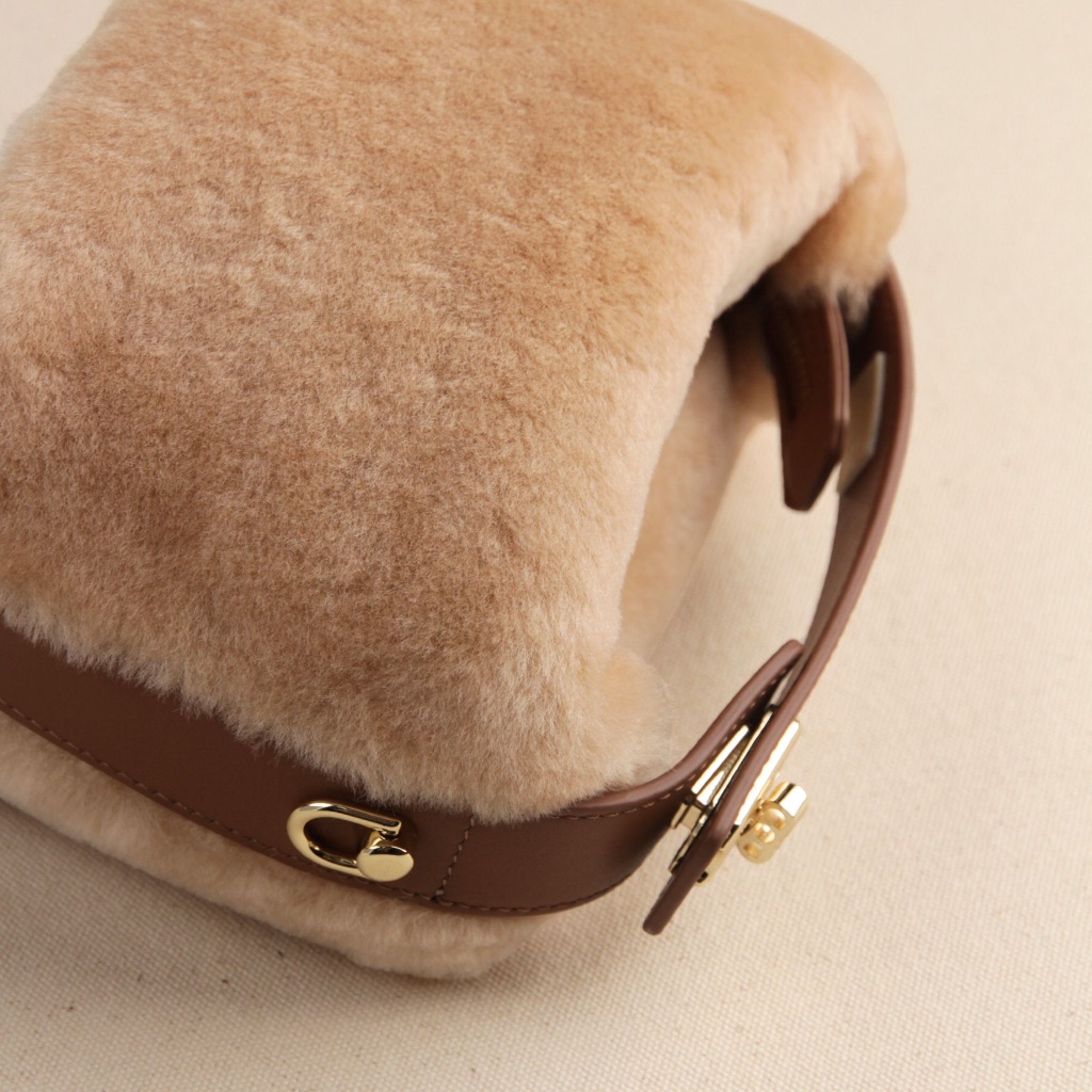 (LIMITED EDITION) SHOKUPAN CASHMERE | กระเป๋าหนังวัวแท้ Lamb Fur | CURÀ