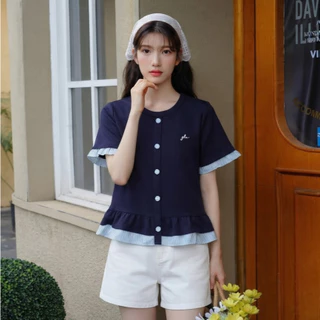 Glucoat | [A772/A773] เสื้อยืดแขนสั้นสีกรม/สีครีม ปัก glu แต่งกระดุมหน้า ชายเสื้อแต่งระบาย