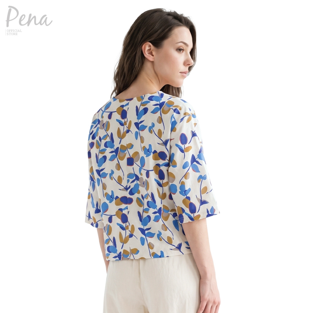 Pena House เสื้อเบลาส์แขนสามส่วน คอกลม ทรงหลวม ลายพิมพ์ใบไม้กราฟิก รุ่น PSTL072602