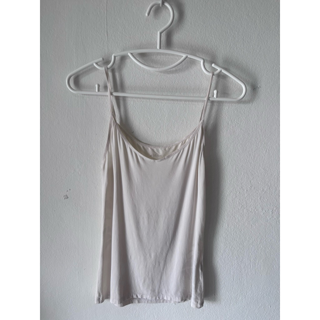 เสื้อสายเดี่ยว คอวี สีขาว Uniqlo Airism S อกหน้าผ้า30-34+ ยาว24 มือสองสภาพมีตำหนิสีตก ผ้านุ่ม