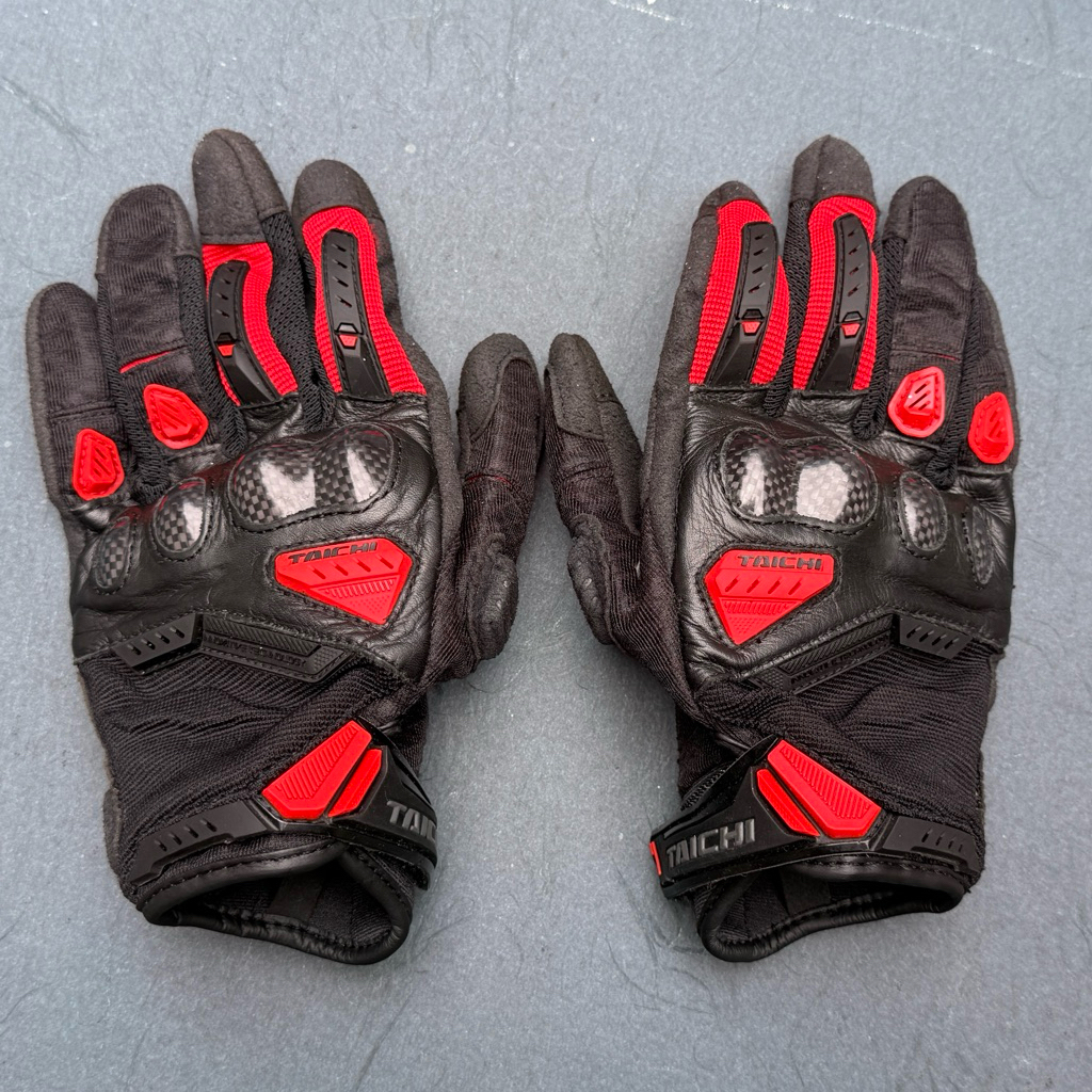 ถุงมือขี่มอเตอร์ไซค์ TAICHI รุ่น RST444 Made in Indonesia ไซส์ S สีแดงดำ มือสองจากญี่ปุ่น สภาพดี