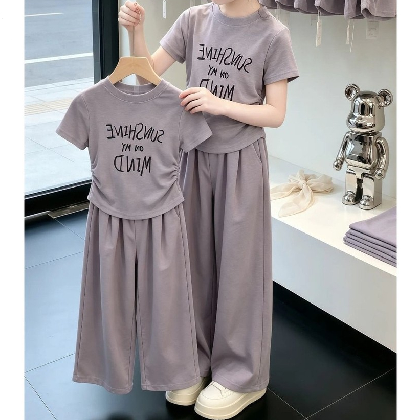 ชุดสูทเด็กผู้หญิงสุดเก๋รับฤดูร้อน: เสื้อแขนสั้นพิมพ์ลายตัวอักษร กางเกงขายาวทรงหลวมลำลอง - ชุดสองชิ้นสไตล์น่ารักยอดนิยมสำ