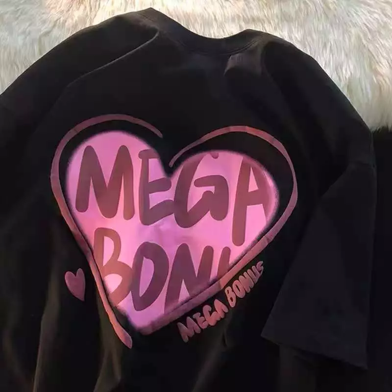 BOOM 2026รุ่นใหม่ เสื้อยืดผ้าฝ้าย oversize สีดำขาว ทูโทน แขนสั้น ลายตัวอักษรหัวใจ สำหรับชายผู้หญิง
