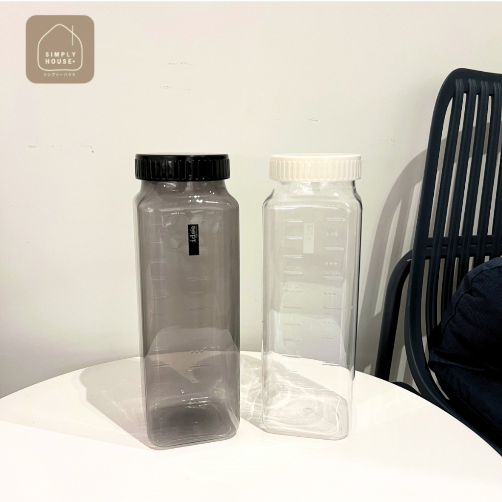 Simplyhouse [3 ชิ้น] ขวดน้ำพลาสติก ขวดใส่น้ำดื่ม ความจุ 1,400 ml. วางนอนได้ไม่รั่วไม่ซึม มีสเกลบอกปริมาณ (PNP3701)