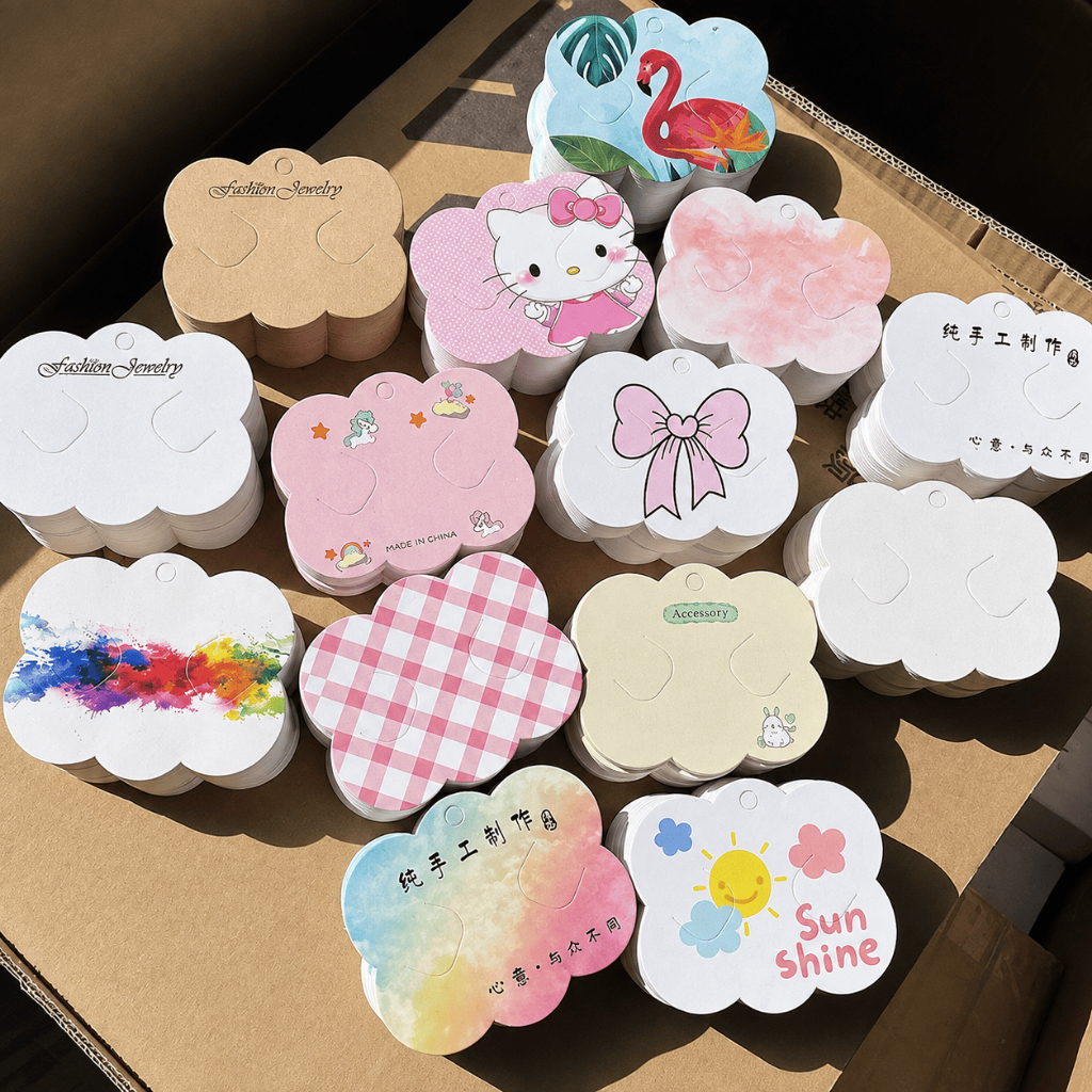 พร้อมส่ง แป้นกระดาษติดกิ๊บ ขนาด 8.5*7 cm แผงติดกิ๊บ 50 แผ่น