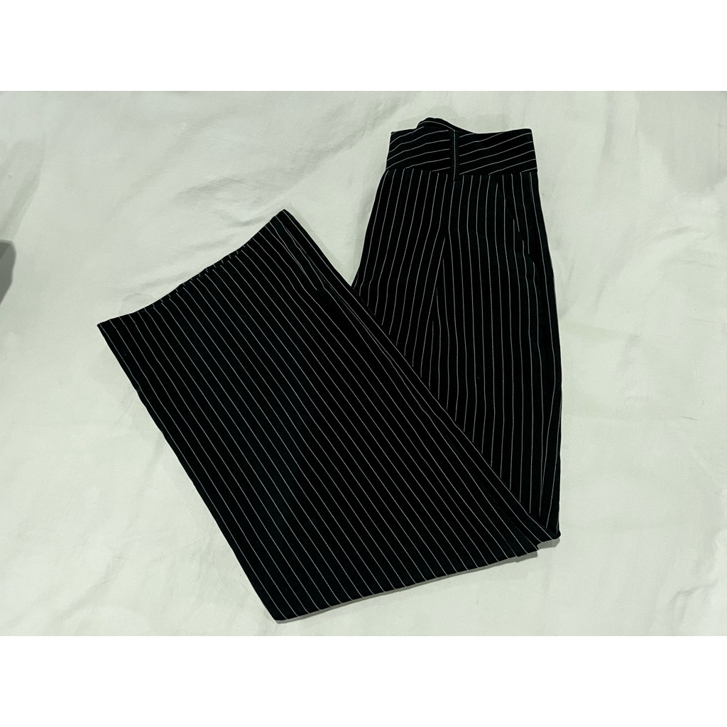 Used - กางเกงทรงกระบอกกลางริ้วดำ (Wanisa.studio) size m