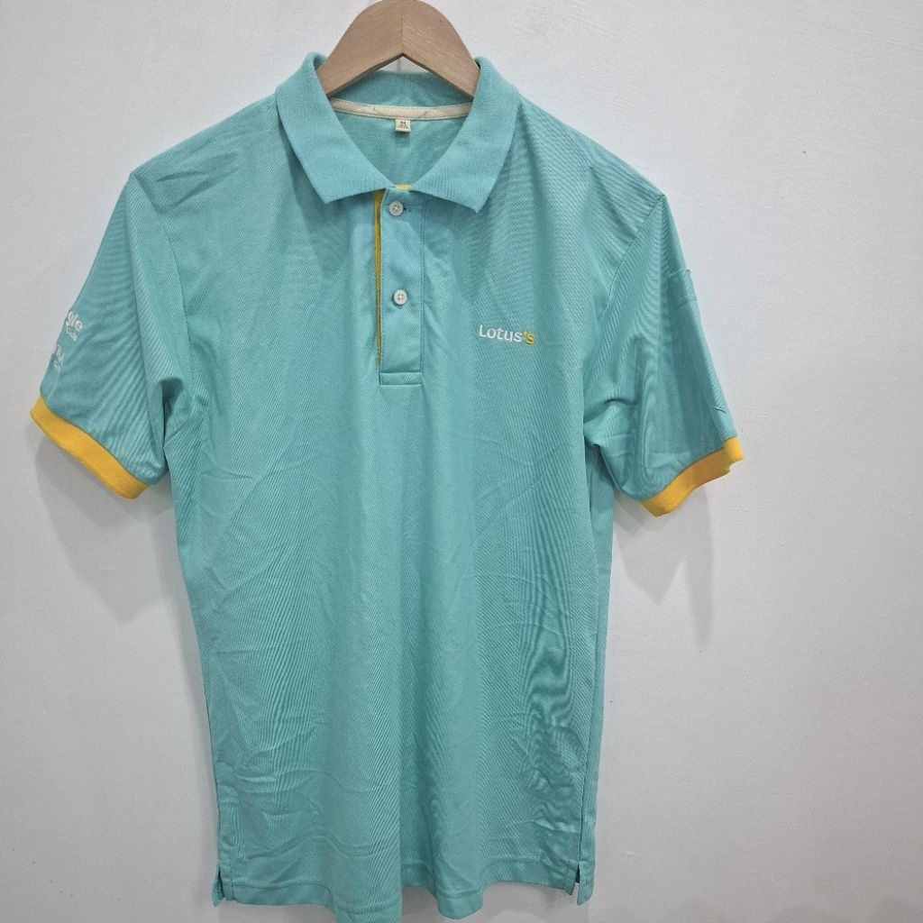 AUG 26/1 เสื้อพนักงานในเครือโลตัส ขนาด M อ 38×ย26 นิ้ว มือสอง