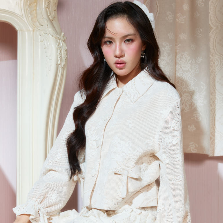 ÉTOILE BNK JULIETTE JACKET เสื้อคลุมคอปก มาพร้อมกระเป๋าสองข้างดีเทลโบว์ พร้อมปลายแขนระบาย