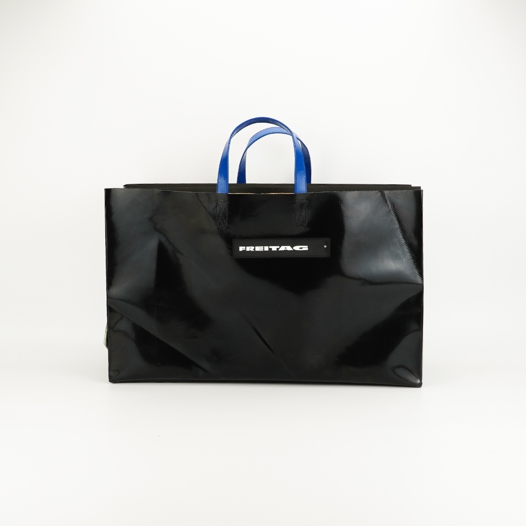 FREITAG F260 MIAMI WIDE ผ้าใบดำ หูน้ำเงินอมฟ้าสดใสมัก ผ้าหนานุ่ม ผ้าเงาแบบเป็นกระจกเลยใบนี้ เกล็ดเนี