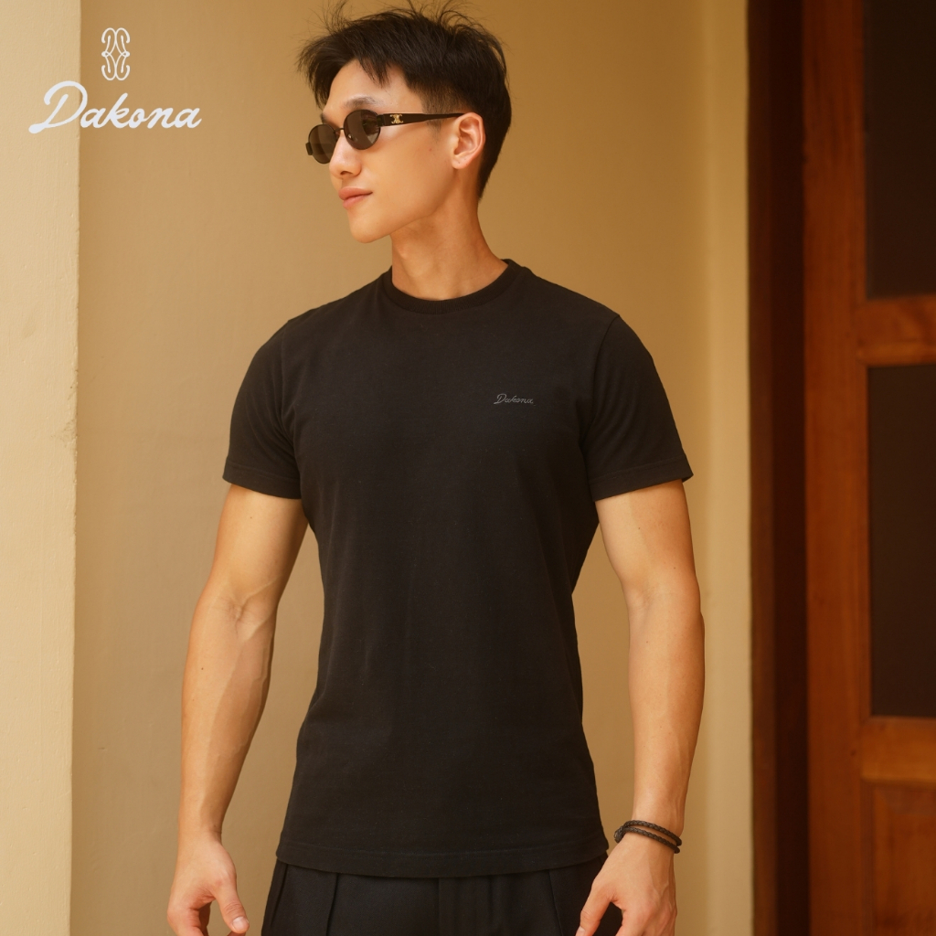 Dakona | Black Slim-Fit High-Neck T-Shirt with Wordmark Logo | เสื้อยืดทรงสลิมฟิต ผู้ชาย สีดำ