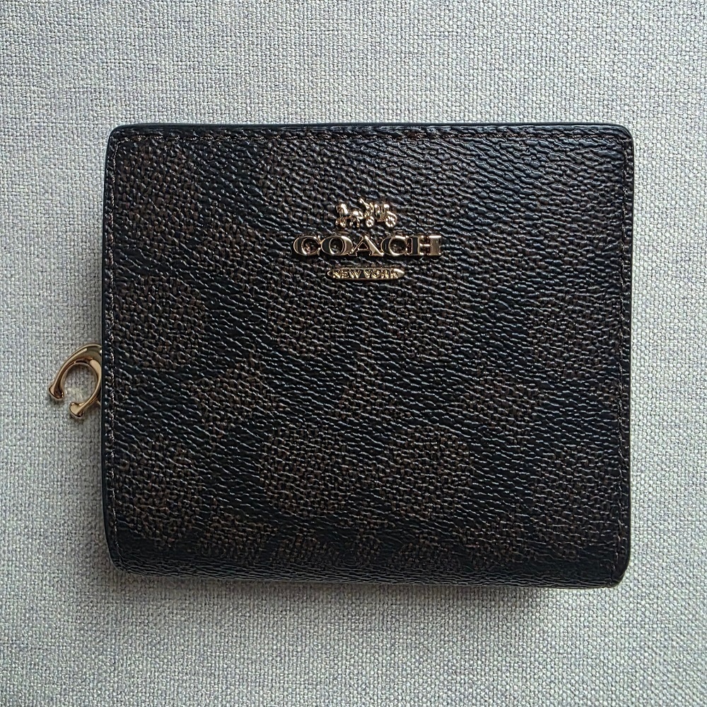 [ของแท้ 100% พร้อมส่ง] กระเป๋าสตางค์สั้น Coach CW789 Snap Wallet In Signature Canvas - สี Walnut/Bla