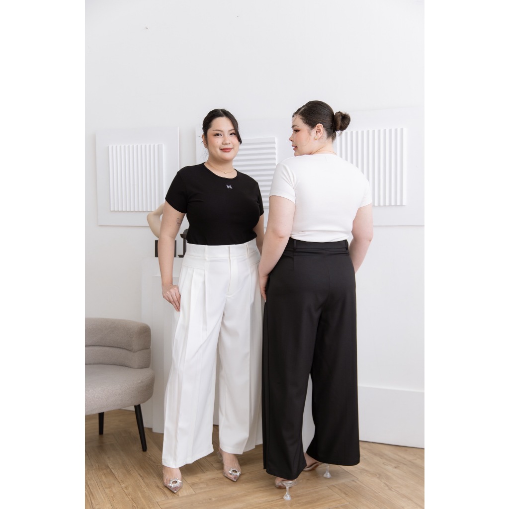 Hana Pants 👖  กางเกงขายาว แต่งจีบหน้าสวยมาก ทรงสวยเอาอยู่ มีกระเป๋า2ข้างนะคะ รุ่นนี้เป็นซิปหน้าน้า