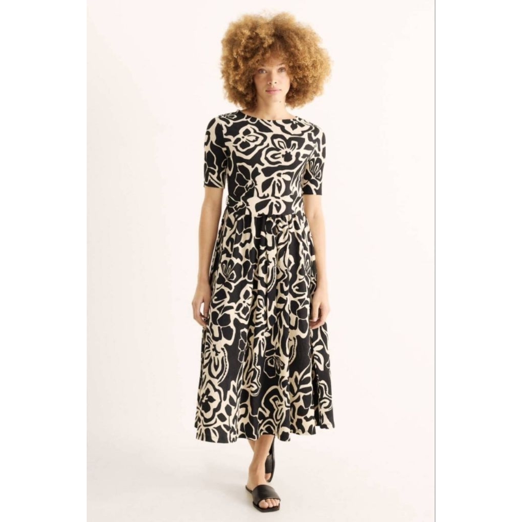C&A Fit & flare dress - floral เดรสลายดอกไม้ แขนสั้น คอปาด กระโปรงบาน ผ้าเครปมีน้ำหนักทิ้งตัวดี ยืดหยุ่นได้