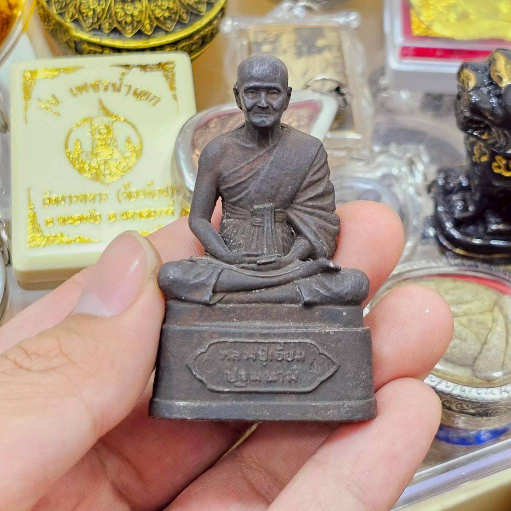 รูปหล่อหลวงปู่เอี่ยมปฐมนาม วัดสะพานสูง ใต้ฐานบรรจุมวลสารและรูปหล่อองค์เล็ก สูงประมาณ 3 นิ้ว
