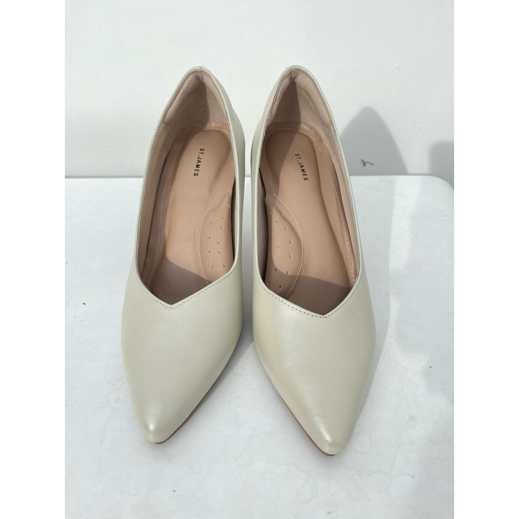 รองเท้าส้นสูง มือสอง สีครีมงาช้าง แบรด์ ST.JAMES