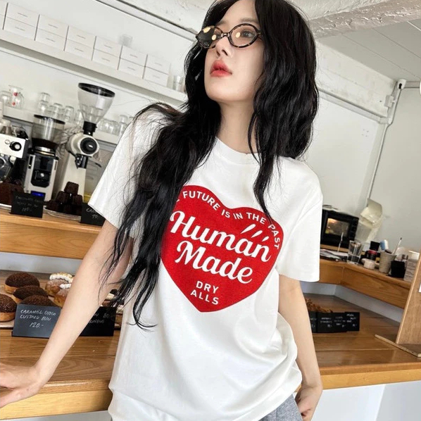 (ของพร้อมส่ง ส่งใน 24 ชั่วโมง) เสื้อยืดระบายอากาศได้ดี ขนาดใหญ่ ลายหัวใจของเสื้อยืดแขนสั้นผ้านุ่ม ใส่สบายมาก