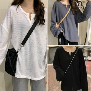 Hotgirl พร้อมส่ง เสื้อยืดแขนยาว แฟชั่นผู้หญิง ทรงหลวม สีทึบแขนยาวสไตล์เกาหลี โอเวอร์ไซส์ มีการออกแบบปุ่ม