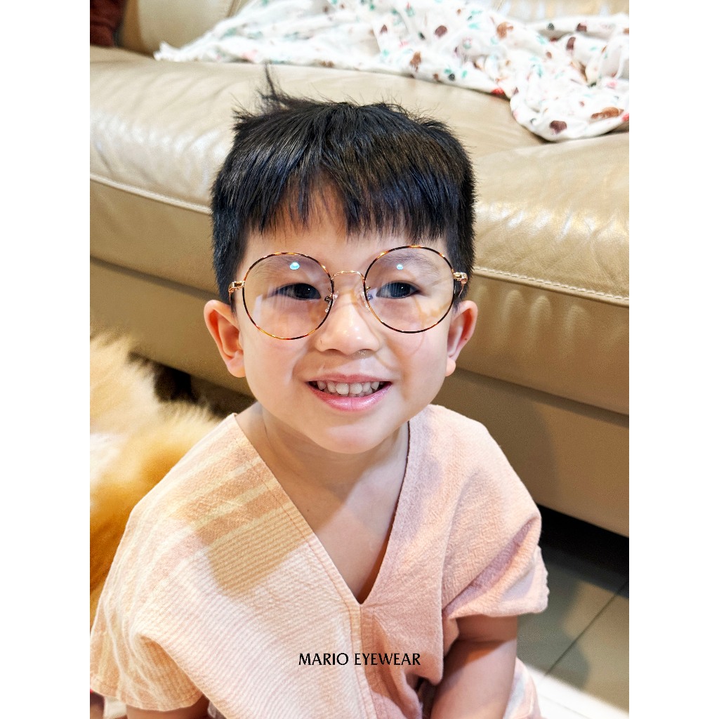“Mario: แว่นเด็ก อายุ 4-12 ปี  แว่นกรองแสงสีฟ้า ออกแดดเปลี่ยนสีดำ/สีชา เลนส์เซฟตี้ ปลอดภัยสำหรับเด็ก” ราคา ถูกที่สุด ดีลบีเคเค แกลเลอรีภาพที่ 2