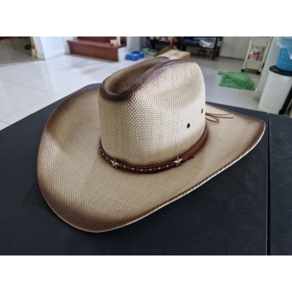 หมวกคาวบอยหมวกสานใบนี้สวยมากไซส์ 58 ราคา1,290 บาททรงสวย มีรูระบายอากาศได้ดี ปีกหมวกดัดทรงได้อยู่ทรงด้านในหมวกมีสายยืดรัด