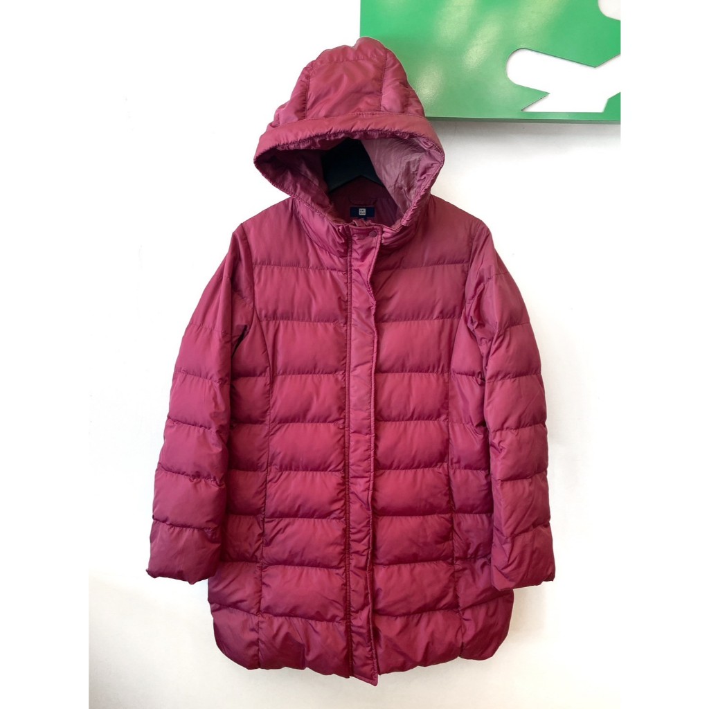 เสื้อขนเป็ดมือสอง แบรนด์ 'UNIQLO สีแดงเลือดหมู ตัวยาว มีฮู๊ด